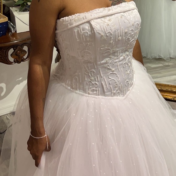 Wedding Dress - Picture 1 of 2